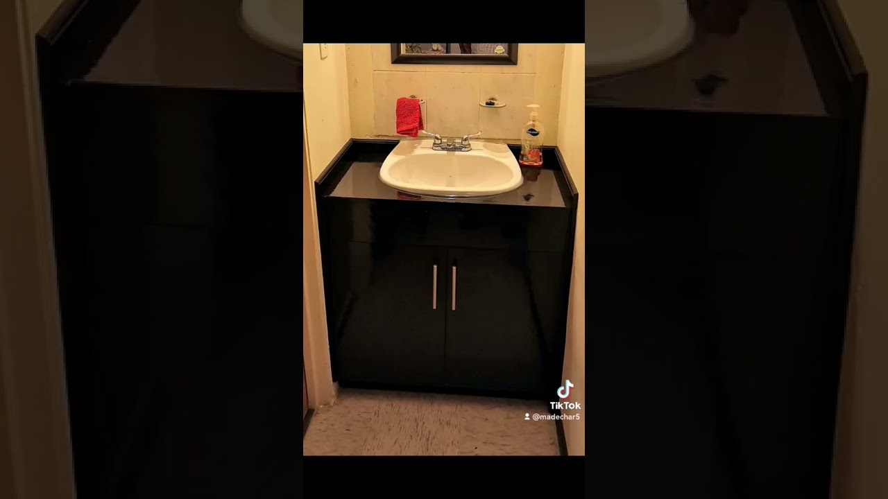 mueble para lavabo de baño, terminado en poliuretano brillante.