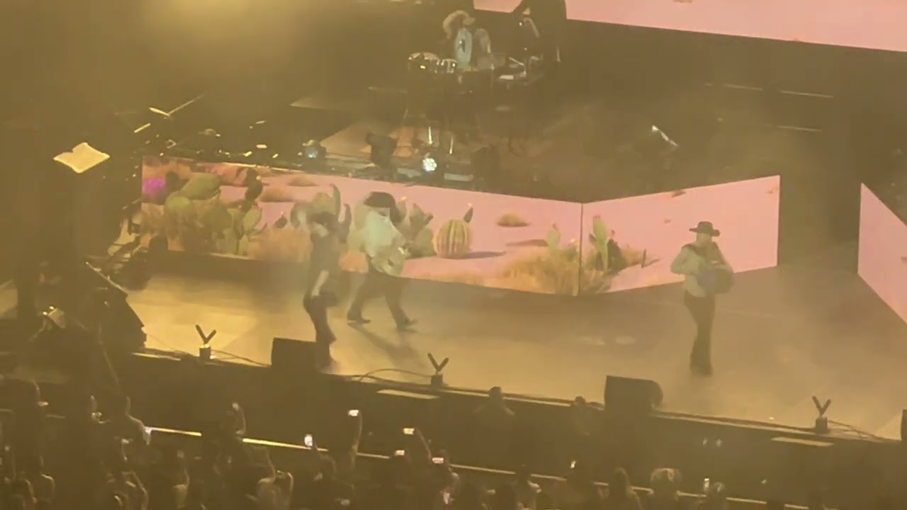 Grupo frontera en el Honda Center de Anaheim California con Radio capullo