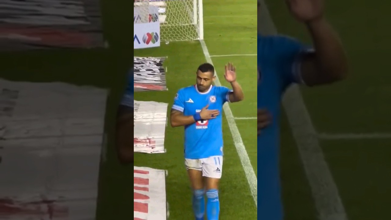 La afición se entrega a Giorgos Giakoumakis!! 🔵🚂