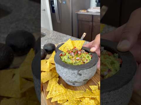 The BEST Guacamole recipe! #guacamole #food #avocado #guacamolerecipe