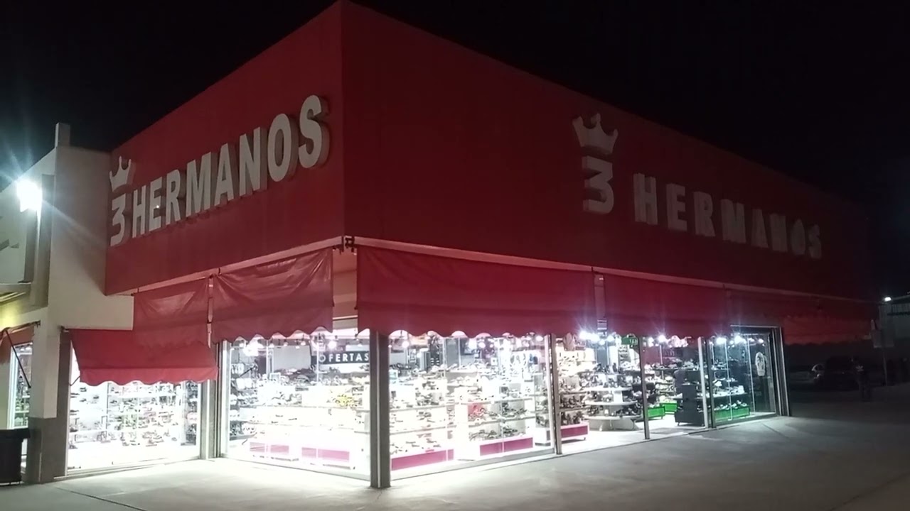 ZAPATERIA 3 HERMANOS , EN PLAZA 5 Y 10 , TIJUANA .