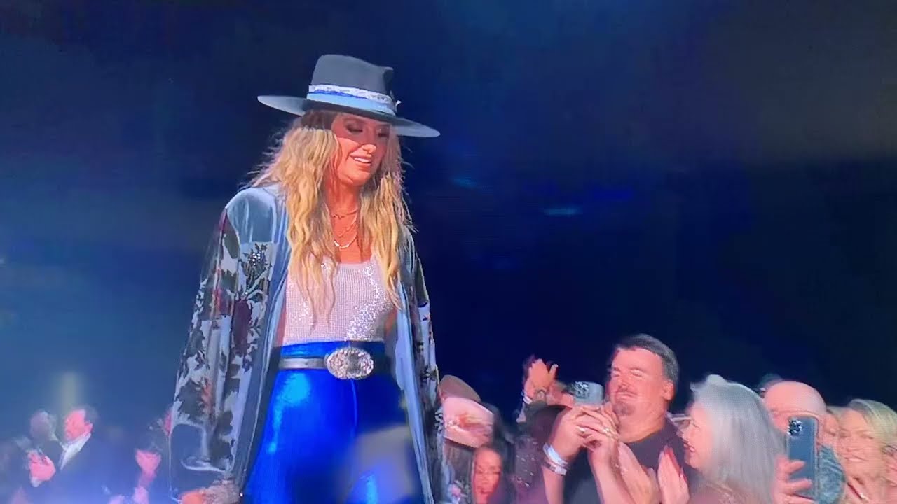 Lainey Wilson’s big ole ass.