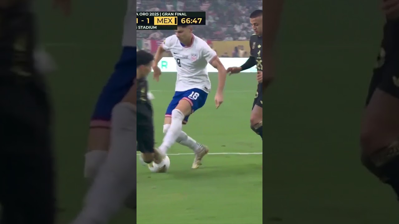 ¡POLÉMICO! Mano de Jorge Sánchez en el área