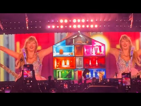 Taylor Swift WELCOMES Mexico City To The Eras Tour In Spanish!