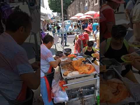 Comercio ambulante, tacos de birria sobre ruedas.