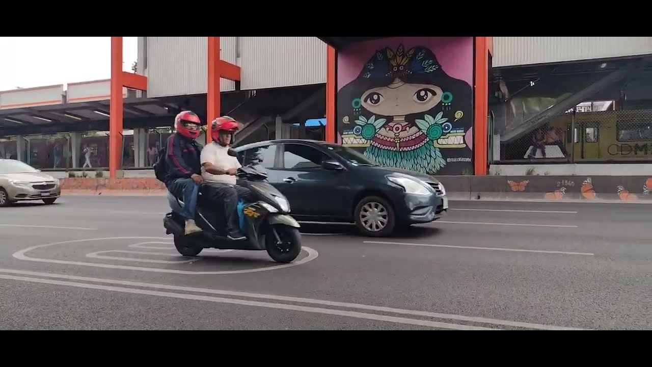 Afuera del metro Nativitas L. 2 (Benito Juárez, CDMX)