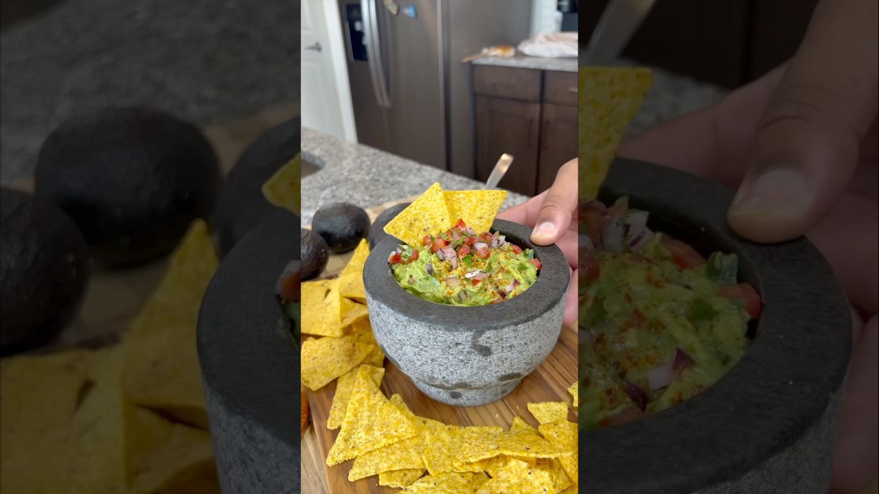 The BEST Guacamole recipe! #guacamole #food #avocado #guacamolerecipe