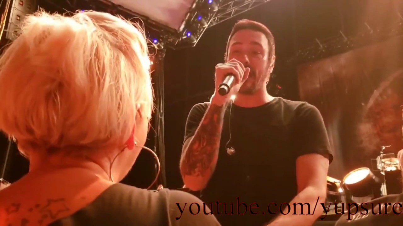Breaking Benjamin - Dear Agony (Ben Sings To A Fan In The Front Row) - Live HD (Multicam)